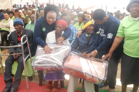 DSC_5252Fenny Gaolaolwe and Susan Shabangu giving old peoples blanket as they celebrate Mandela day